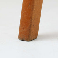 Henning Kjaernulfがデザインし、Soro Stolefabrikにより製造されたダイニングチェア。ビーチ材を用いた軽快なフォルムに、緩やかにカーブした背もたれと成形された座面を組み合わせ、快適な座り心地と美しい意匠を両立しています。スタッキング可能な実用性も備え、必要に応じて省スペースで収納できる点も魅力。北欧デザインらしい機能美と、ビンテージならではの味わい深い木の風合いを楽しめる一脚です。
