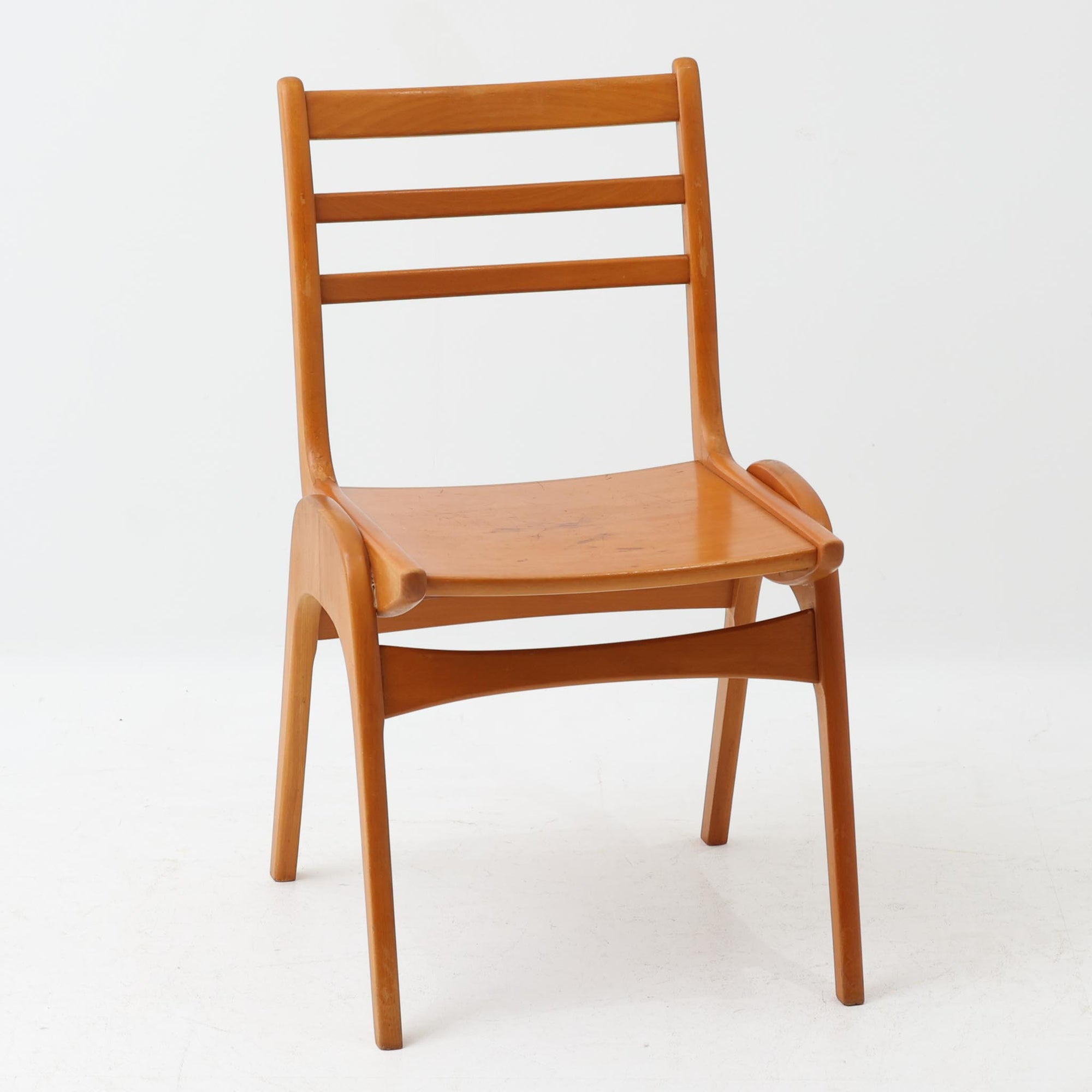 Henning Kjaernulfがデザインし、Soro Stolefabrikにより製造されたダイニングチェア。ビーチ材を用いた軽快なフォルムに、緩やかにカーブした背もたれと成形された座面を組み合わせ、快適な座り心地と美しい意匠を両立しています。スタッキング可能な実用性も備え、必要に応じて省スペースで収納できる点も魅力。北欧デザインらしい機能美と、ビンテージならではの味わい深い木の風合いを楽しめる一脚です。