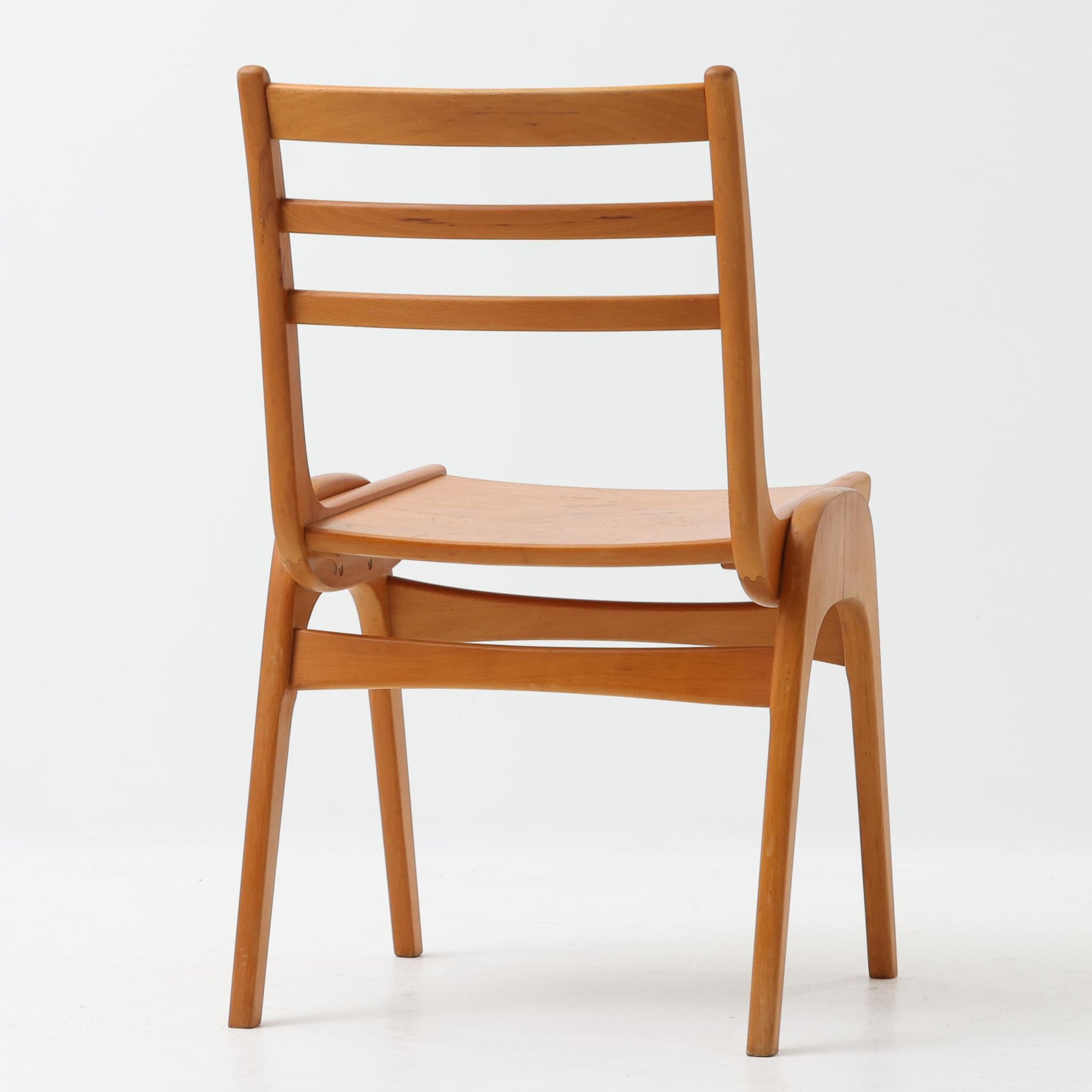 Henning Kjaernulfがデザインし、Soro Stolefabrikにより製造されたダイニングチェア。ビーチ材を用いた軽快なフォルムに、緩やかにカーブした背もたれと成形された座面を組み合わせ、快適な座り心地と美しい意匠を両立しています。スタッキング可能な実用性も備え、必要に応じて省スペースで収納できる点も魅力。北欧デザインらしい機能美と、ビンテージならではの味わい深い木の風合いを楽しめる一脚です。