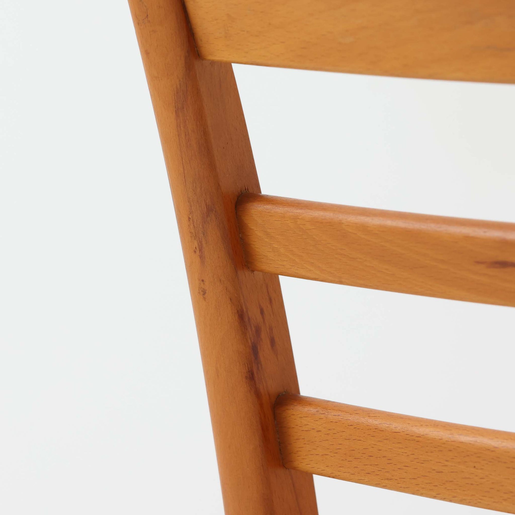 Henning Kjaernulfがデザインし、Soro Stolefabrikにより製造されたダイニングチェア。ビーチ材を用いた軽快なフォルムに、緩やかにカーブした背もたれと成形された座面を組み合わせ、快適な座り心地と美しい意匠を両立しています。スタッキング可能な実用性も備え、必要に応じて省スペースで収納できる点も魅力。北欧デザインらしい機能美と、ビンテージならではの味わい深い木の風合いを楽しめる一脚です。