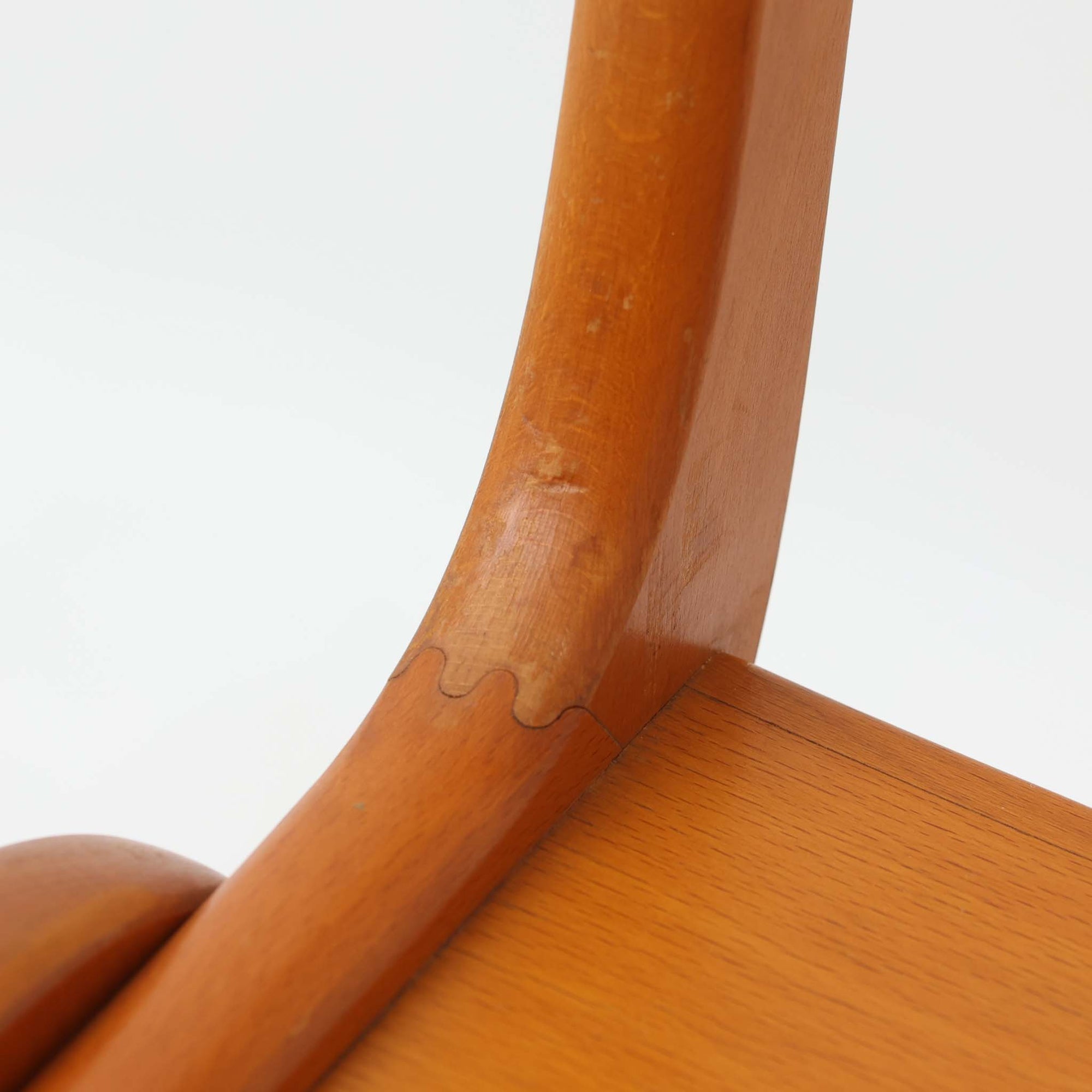 Henning Kjaernulfがデザインし、Soro Stolefabrikにより製造されたダイニングチェア。ビーチ材を用いた軽快なフォルムに、緩やかにカーブした背もたれと成形された座面を組み合わせ、快適な座り心地と美しい意匠を両立しています。スタッキング可能な実用性も備え、必要に応じて省スペースで収納できる点も魅力。北欧デザインらしい機能美と、ビンテージならではの味わい深い木の風合いを楽しめる一脚です。