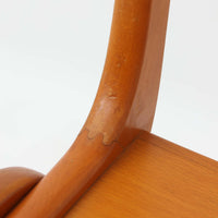 Henning Kjaernulfがデザインし、Soro Stolefabrikにより製造されたダイニングチェア。ビーチ材を用いた軽快なフォルムに、緩やかにカーブした背もたれと成形された座面を組み合わせ、快適な座り心地と美しい意匠を両立しています。スタッキング可能な実用性も備え、必要に応じて省スペースで収納できる点も魅力。北欧デザインらしい機能美と、ビンテージならではの味わい深い木の風合いを楽しめる一脚です。
