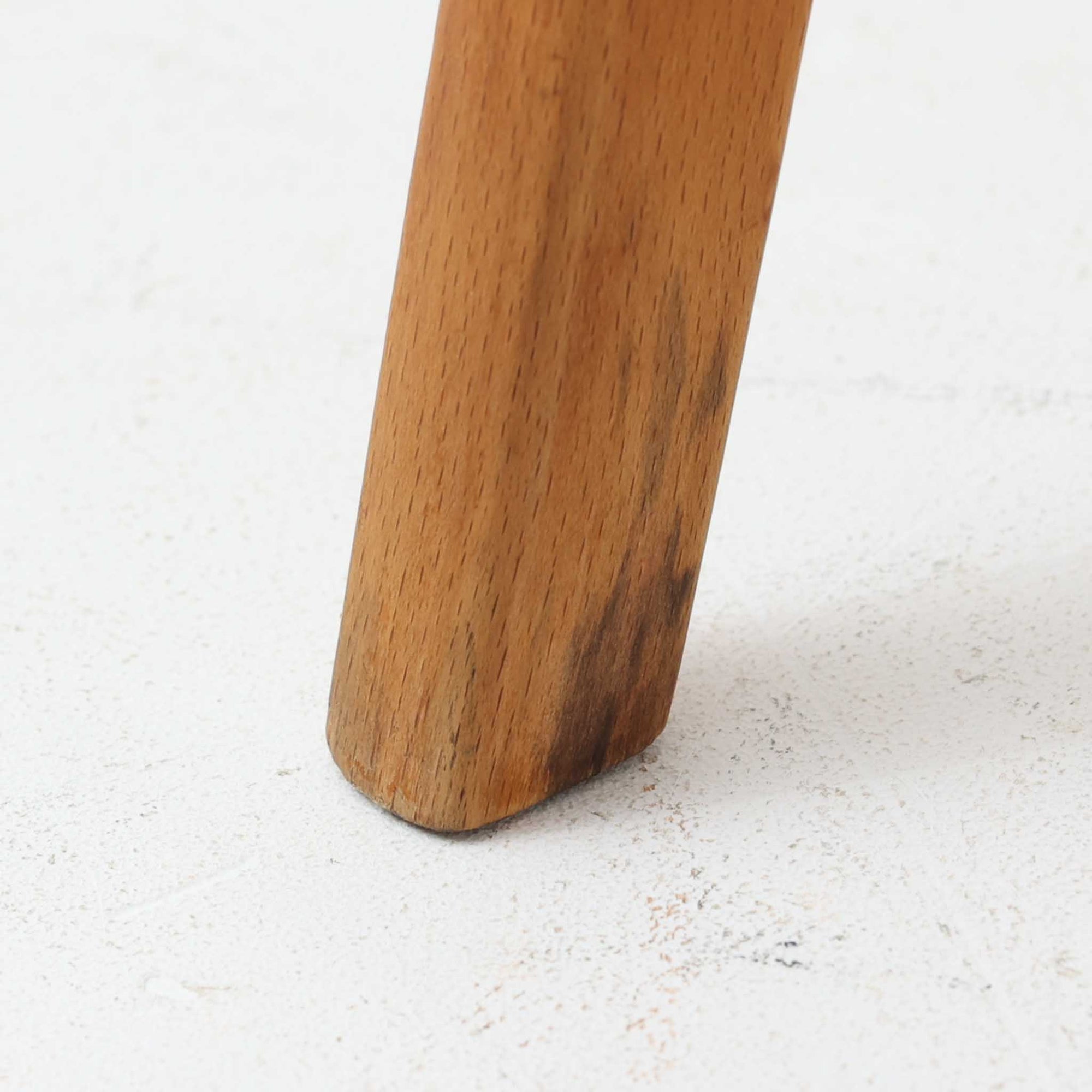 Henning Kjaernulfがデザインし、Soro Stolefabrikにより製造されたダイニングチェア。ビーチ材を用いた軽快なフォルムに、緩やかにカーブした背もたれと成形された座面を組み合わせ、快適な座り心地と美しい意匠を両立しています。スタッキング可能な実用性も備え、必要に応じて省スペースで収納できる点も魅力。北欧デザインらしい機能美と、ビンテージならではの味わい深い木の風合いを楽しめる一脚です。