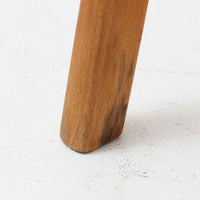 Henning Kjaernulfがデザインし、Soro Stolefabrikにより製造されたダイニングチェア。ビーチ材を用いた軽快なフォルムに、緩やかにカーブした背もたれと成形された座面を組み合わせ、快適な座り心地と美しい意匠を両立しています。スタッキング可能な実用性も備え、必要に応じて省スペースで収納できる点も魅力。北欧デザインらしい機能美と、ビンテージならではの味わい深い木の風合いを楽しめる一脚です。