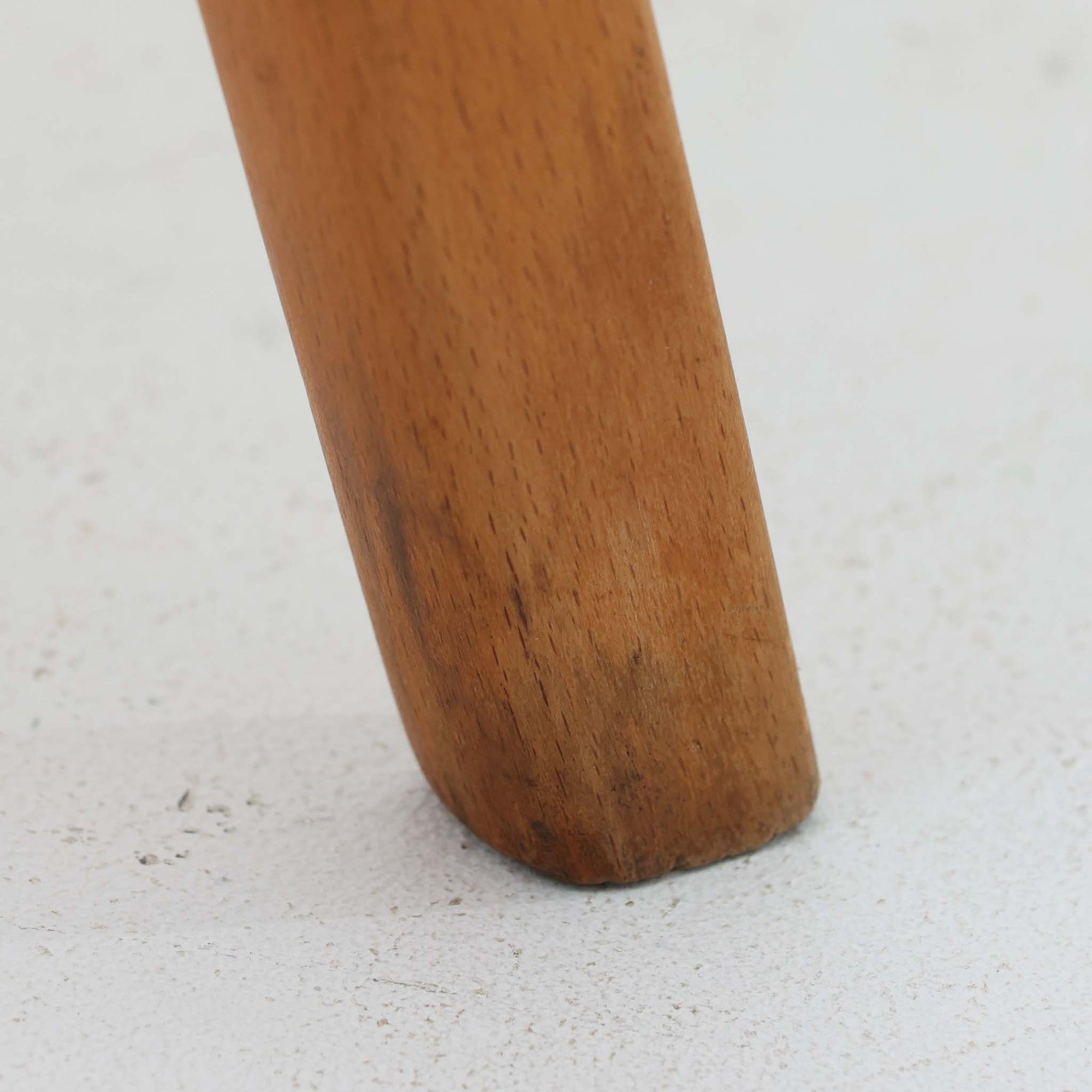 Henning Kjaernulfがデザインし、Soro Stolefabrikにより製造されたダイニングチェア。ビーチ材を用いた軽快なフォルムに、緩やかにカーブした背もたれと成形された座面を組み合わせ、快適な座り心地と美しい意匠を両立しています。スタッキング可能な実用性も備え、必要に応じて省スペースで収納できる点も魅力。北欧デザインらしい機能美と、ビンテージならではの味わい深い木の風合いを楽しめる一脚です。