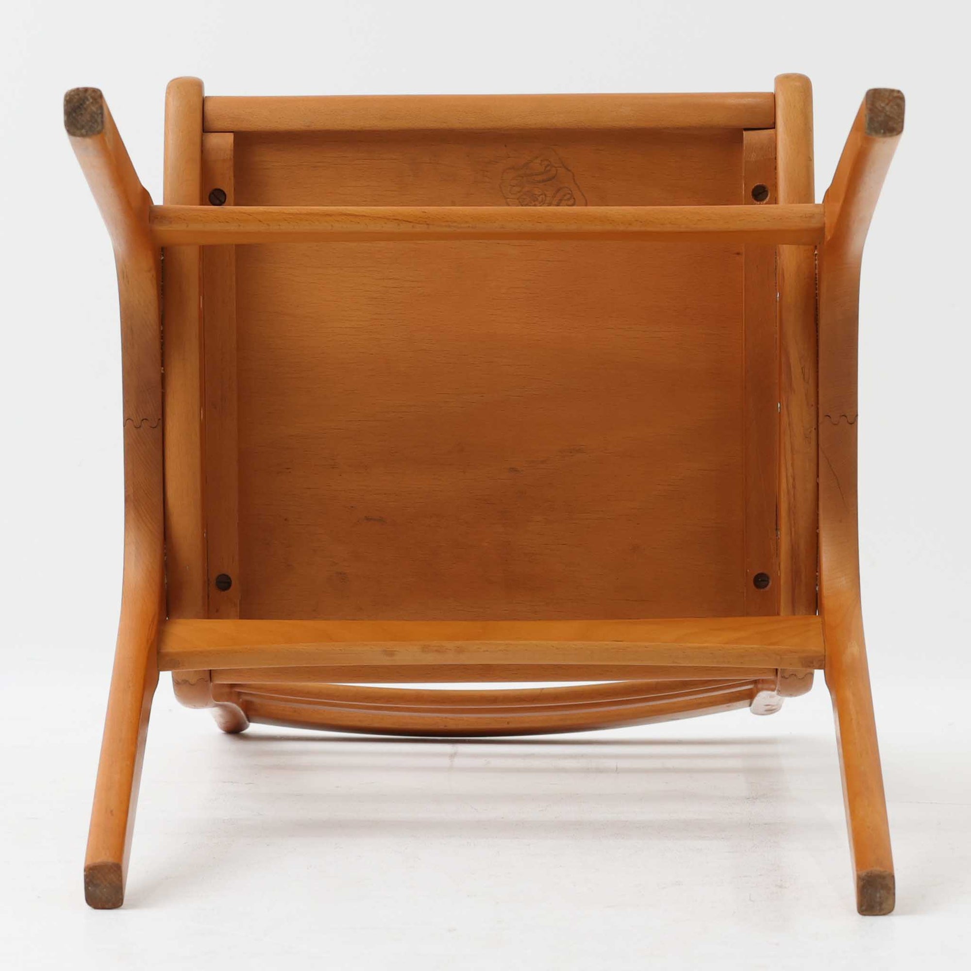 Henning Kjaernulfがデザインし、Soro Stolefabrikにより製造されたダイニングチェア。ビーチ材を用いた軽快なフォルムに、緩やかにカーブした背もたれと成形された座面を組み合わせ、快適な座り心地と美しい意匠を両立しています。スタッキング可能な実用性も備え、必要に応じて省スペースで収納できる点も魅力。北欧デザインらしい機能美と、ビンテージならではの味わい深い木の風合いを楽しめる一脚です。
