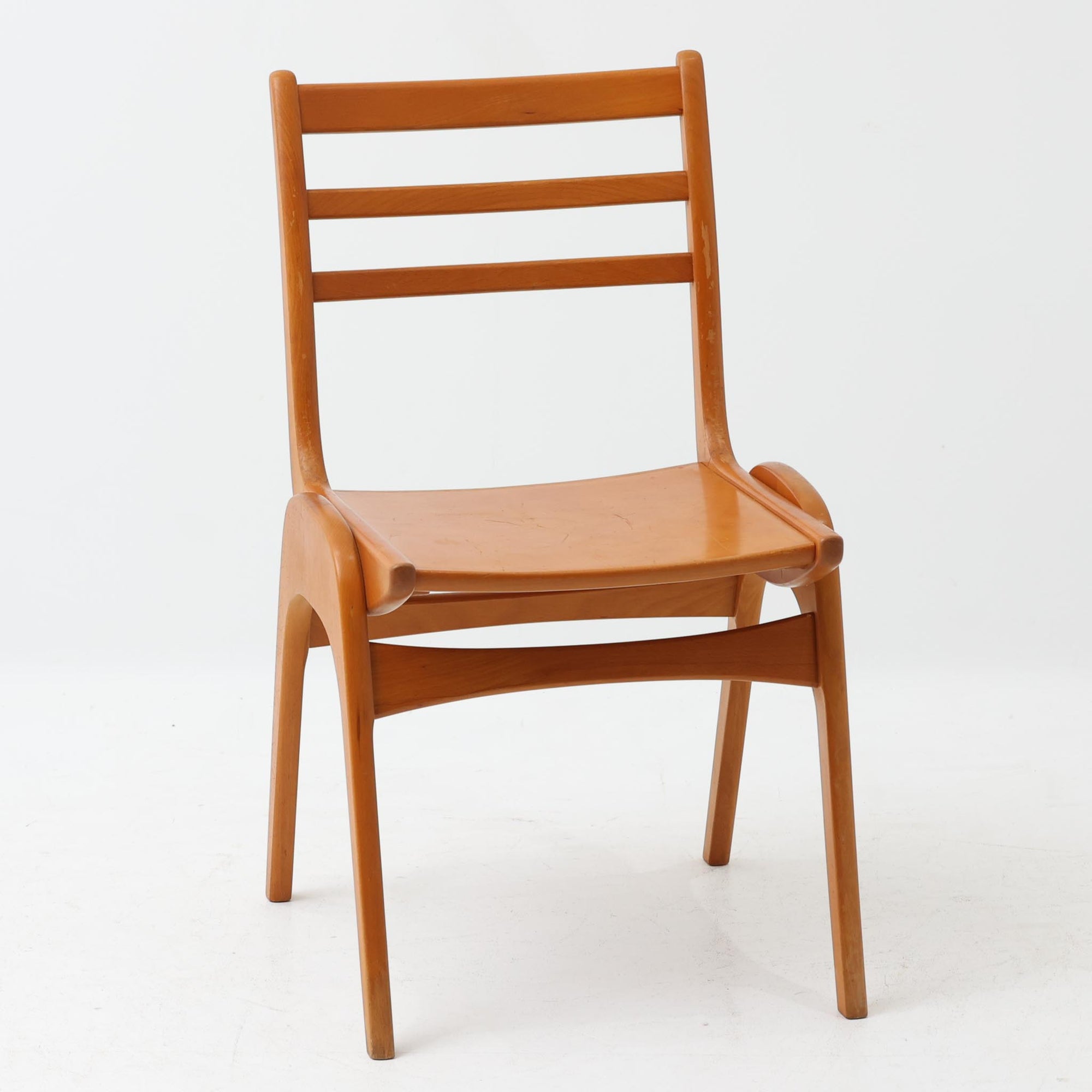 Henning Kjaernulfがデザインし、Soro Stolefabrikにより製造されたダイニングチェア。ビーチ材を用いた軽快なフォルムに、緩やかにカーブした背もたれと成形された座面を組み合わせ、快適な座り心地と美しい意匠を両立しています。スタッキング可能な実用性も備え、必要に応じて省スペースで収納できる点も魅力。北欧デザインらしい機能美と、ビンテージならではの味わい深い木の風合いを楽しめる一脚です。