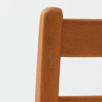 Henning Kjaernulfがデザインし、Soro Stolefabrikにより製造されたダイニングチェア。ビーチ材を用いた軽快なフォルムに、緩やかにカーブした背もたれと成形された座面を組み合わせ、快適な座り心地と美しい意匠を両立しています。スタッキング可能な実用性も備え、必要に応じて省スペースで収納できる点も魅力。北欧デザインらしい機能美と、ビンテージならではの味わい深い木の風合いを楽しめる一脚です。