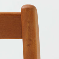 Henning Kjaernulfがデザインし、Soro Stolefabrikにより製造されたダイニングチェア。ビーチ材を用いた軽快なフォルムに、緩やかにカーブした背もたれと成形された座面を組み合わせ、快適な座り心地と美しい意匠を両立しています。スタッキング可能な実用性も備え、必要に応じて省スペースで収納できる点も魅力。北欧デザインらしい機能美と、ビンテージならではの味わい深い木の風合いを楽しめる一脚です。