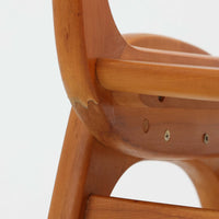 Henning Kjaernulfがデザインし、Soro Stolefabrikにより製造されたダイニングチェア。ビーチ材を用いた軽快なフォルムに、緩やかにカーブした背もたれと成形された座面を組み合わせ、快適な座り心地と美しい意匠を両立しています。スタッキング可能な実用性も備え、必要に応じて省スペースで収納できる点も魅力。北欧デザインらしい機能美と、ビンテージならではの味わい深い木の風合いを楽しめる一脚です。