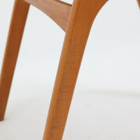 Henning Kjaernulfがデザインし、Soro Stolefabrikにより製造されたダイニングチェア。ビーチ材を用いた軽快なフォルムに、緩やかにカーブした背もたれと成形された座面を組み合わせ、快適な座り心地と美しい意匠を両立しています。スタッキング可能な実用性も備え、必要に応じて省スペースで収納できる点も魅力。北欧デザインらしい機能美と、ビンテージならではの味わい深い木の風合いを楽しめる一脚です。