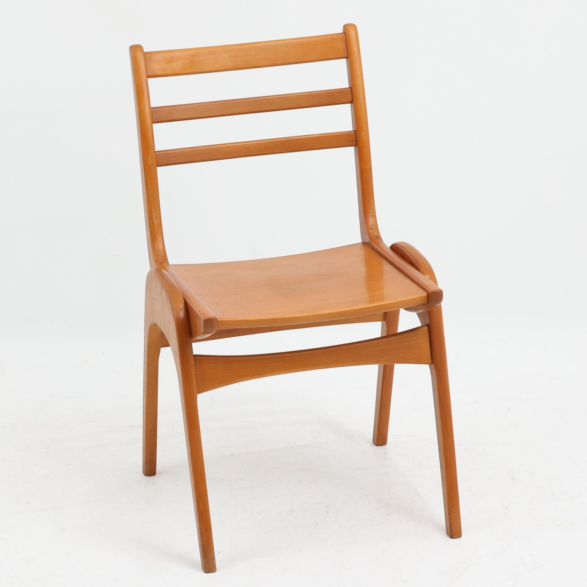 Henning Kjaernulfがデザインし、Soro Stolefabrikにより製造されたダイニングチェア。ビーチ材を用いた軽快なフォルムに、緩やかにカーブした背もたれと成形された座面を組み合わせ、快適な座り心地と美しい意匠を両立しています。スタッキング可能な実用性も備え、必要に応じて省スペースで収納できる点も魅力。北欧デザインらしい機能美と、ビンテージならではの味わい深い木の風合いを楽しめる一脚です。