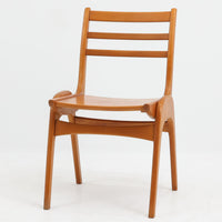 Henning Kjaernulfがデザインし、Soro Stolefabrikにより製造されたダイニングチェア。ビーチ材を用いた軽快なフォルムに、緩やかにカーブした背もたれと成形された座面を組み合わせ、快適な座り心地と美しい意匠を両立しています。スタッキング可能な実用性も備え、必要に応じて省スペースで収納できる点も魅力。北欧デザインらしい機能美と、ビンテージならではの味わい深い木の風合いを楽しめる一脚です。