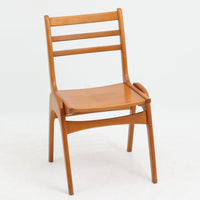 Henning Kjaernulfがデザインし、Soro Stolefabrikにより製造されたダイニングチェア。ビーチ材を用いた軽快なフォルムに、緩やかにカーブした背もたれと成形された座面を組み合わせ、快適な座り心地と美しい意匠を両立しています。スタッキング可能な実用性も備え、必要に応じて省スペースで収納できる点も魅力。北欧デザインらしい機能美と、ビンテージならではの味わい深い木の風合いを楽しめる一脚です。