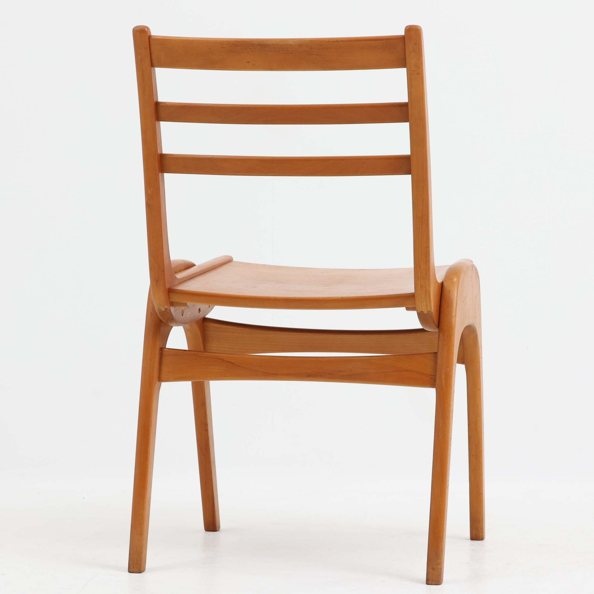 Henning Kjaernulfがデザインし、Soro Stolefabrikにより製造されたダイニングチェア。ビーチ材を用いた軽快なフォルムに、緩やかにカーブした背もたれと成形された座面を組み合わせ、快適な座り心地と美しい意匠を両立しています。スタッキング可能な実用性も備え、必要に応じて省スペースで収納できる点も魅力。北欧デザインらしい機能美と、ビンテージならではの味わい深い木の風合いを楽しめる一脚です。