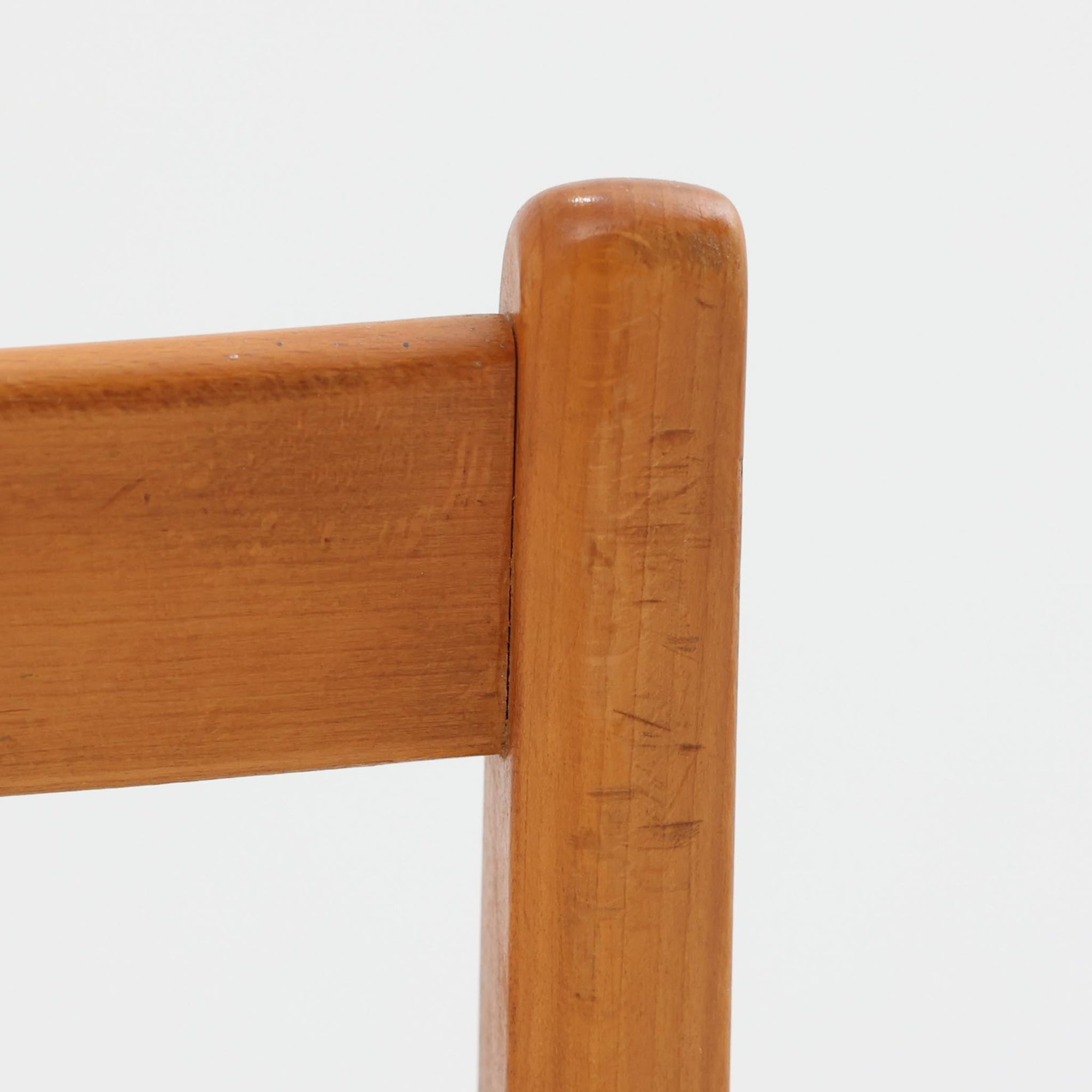 Henning Kjaernulfがデザインし、Soro Stolefabrikにより製造されたダイニングチェア。ビーチ材を用いた軽快なフォルムに、緩やかにカーブした背もたれと成形された座面を組み合わせ、快適な座り心地と美しい意匠を両立しています。スタッキング可能な実用性も備え、必要に応じて省スペースで収納できる点も魅力。北欧デザインらしい機能美と、ビンテージならではの味わい深い木の風合いを楽しめる一脚です。