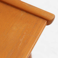 Henning Kjaernulfがデザインし、Soro Stolefabrikにより製造されたダイニングチェア。ビーチ材を用いた軽快なフォルムに、緩やかにカーブした背もたれと成形された座面を組み合わせ、快適な座り心地と美しい意匠を両立しています。スタッキング可能な実用性も備え、必要に応じて省スペースで収納できる点も魅力。北欧デザインらしい機能美と、ビンテージならではの味わい深い木の風合いを楽しめる一脚です。