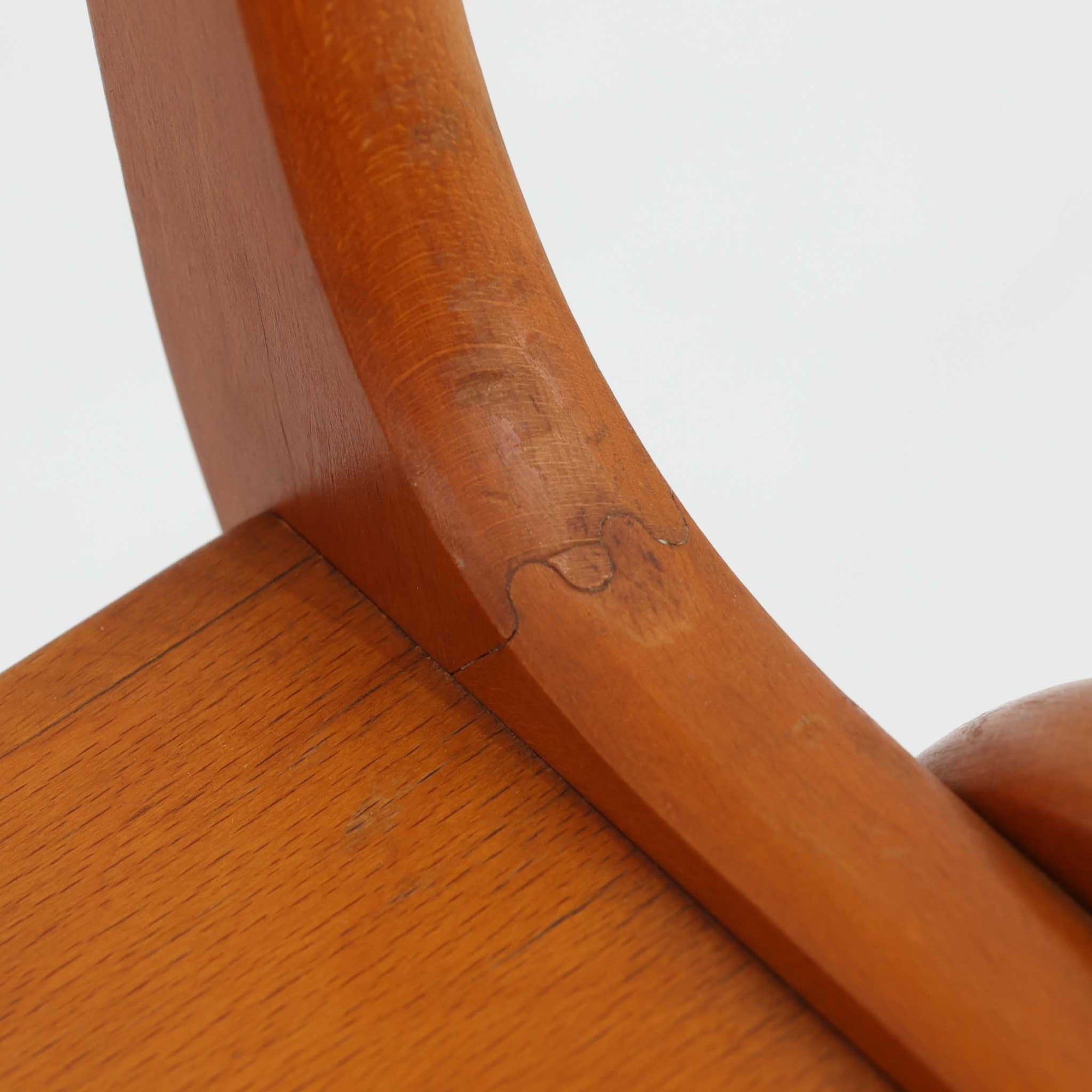 Henning Kjaernulfがデザインし、Soro Stolefabrikにより製造されたダイニングチェア。ビーチ材を用いた軽快なフォルムに、緩やかにカーブした背もたれと成形された座面を組み合わせ、快適な座り心地と美しい意匠を両立しています。スタッキング可能な実用性も備え、必要に応じて省スペースで収納できる点も魅力。北欧デザインらしい機能美と、ビンテージならではの味わい深い木の風合いを楽しめる一脚です。