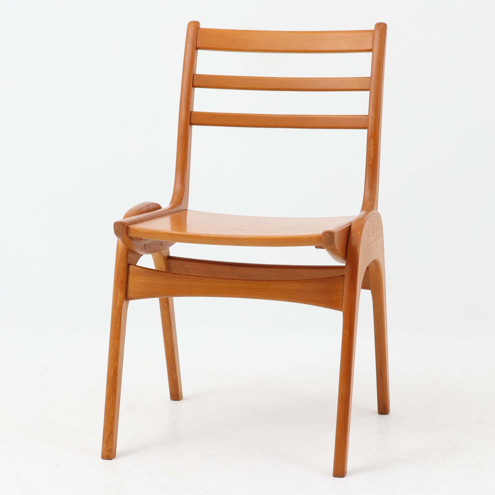 Henning Kjaernulfがデザインし、Soro Stolefabrikにより製造されたダイニングチェア。ビーチ材を用いた軽快なフォルムに、緩やかにカーブした背もたれと成形された座面を組み合わせ、快適な座り心地と美しい意匠を両立しています。スタッキング可能な実用性も備え、必要に応じて省スペースで収納できる点も魅力。北欧デザインらしい機能美と、ビンテージならではの味わい深い木の風合いを楽しめる一脚です。