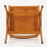 Henning Kjaernulfがデザインし、Soro Stolefabrikにより製造されたダイニングチェア。ビーチ材を用いた軽快なフォルムに、緩やかにカーブした背もたれと成形された座面を組み合わせ、快適な座り心地と美しい意匠を両立しています。スタッキング可能な実用性も備え、必要に応じて省スペースで収納できる点も魅力。北欧デザインらしい機能美と、ビンテージならではの味わい深い木の風合いを楽しめる一脚です。