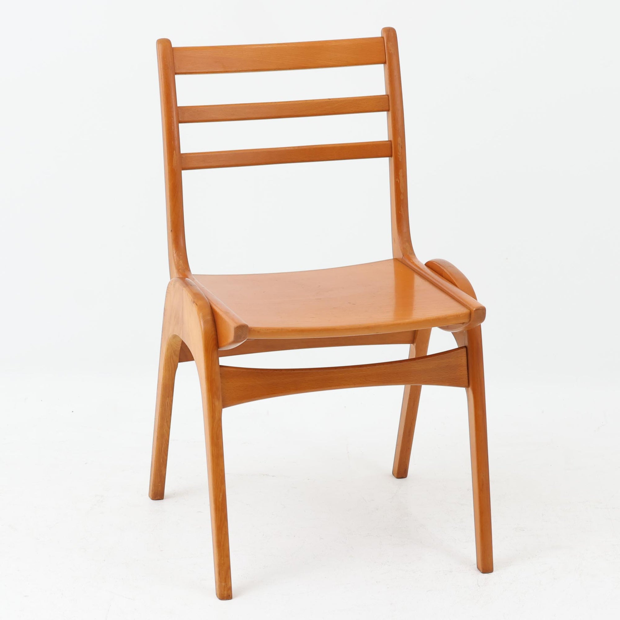 Henning Kjaernulfがデザインし、Soro Stolefabrikにより製造されたダイニングチェア。ビーチ材を用いた軽快なフォルムに、緩やかにカーブした背もたれと成形された座面を組み合わせ、快適な座り心地と美しい意匠を両立しています。スタッキング可能な実用性も備え、必要に応じて省スペースで収納できる点も魅力。北欧デザインらしい機能美と、ビンテージならではの味わい深い木の風合いを楽しめる一脚です。