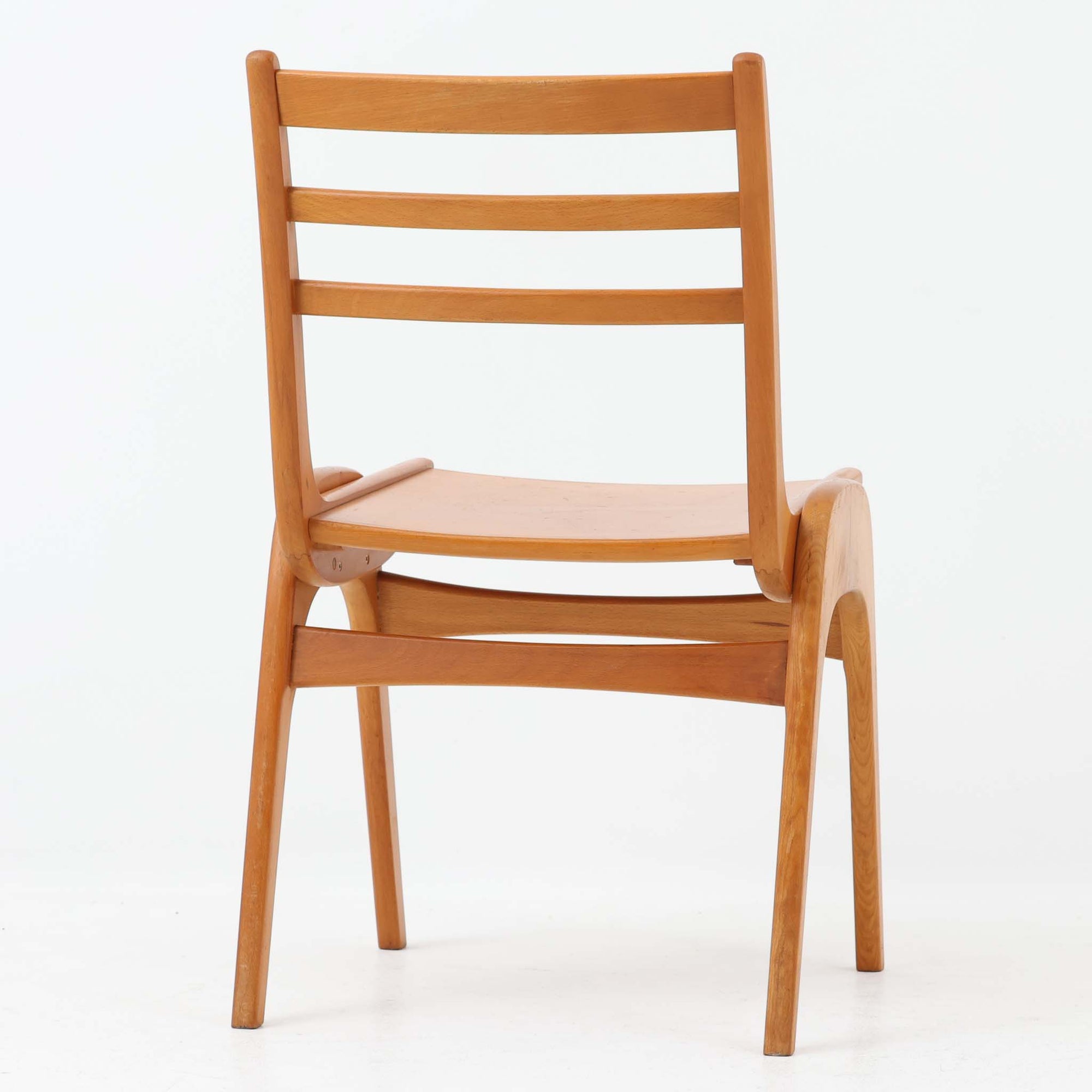 Henning Kjaernulfがデザインし、Soro Stolefabrikにより製造されたダイニングチェア。ビーチ材を用いた軽快なフォルムに、緩やかにカーブした背もたれと成形された座面を組み合わせ、快適な座り心地と美しい意匠を両立しています。スタッキング可能な実用性も備え、必要に応じて省スペースで収納できる点も魅力。北欧デザインらしい機能美と、ビンテージならではの味わい深い木の風合いを楽しめる一脚です。
