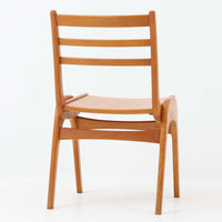 Henning Kjaernulfがデザインし、Soro Stolefabrikにより製造されたダイニングチェア。ビーチ材を用いた軽快なフォルムに、緩やかにカーブした背もたれと成形された座面を組み合わせ、快適な座り心地と美しい意匠を両立しています。スタッキング可能な実用性も備え、必要に応じて省スペースで収納できる点も魅力。北欧デザインらしい機能美と、ビンテージならではの味わい深い木の風合いを楽しめる一脚です。