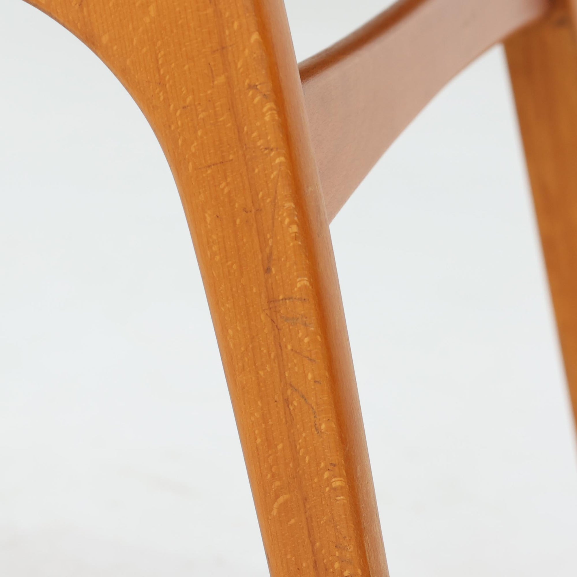 Henning Kjaernulfがデザインし、Soro Stolefabrikにより製造されたダイニングチェア。ビーチ材を用いた軽快なフォルムに、緩やかにカーブした背もたれと成形された座面を組み合わせ、快適な座り心地と美しい意匠を両立しています。スタッキング可能な実用性も備え、必要に応じて省スペースで収納できる点も魅力。北欧デザインらしい機能美と、ビンテージならではの味わい深い木の風合いを楽しめる一脚です。