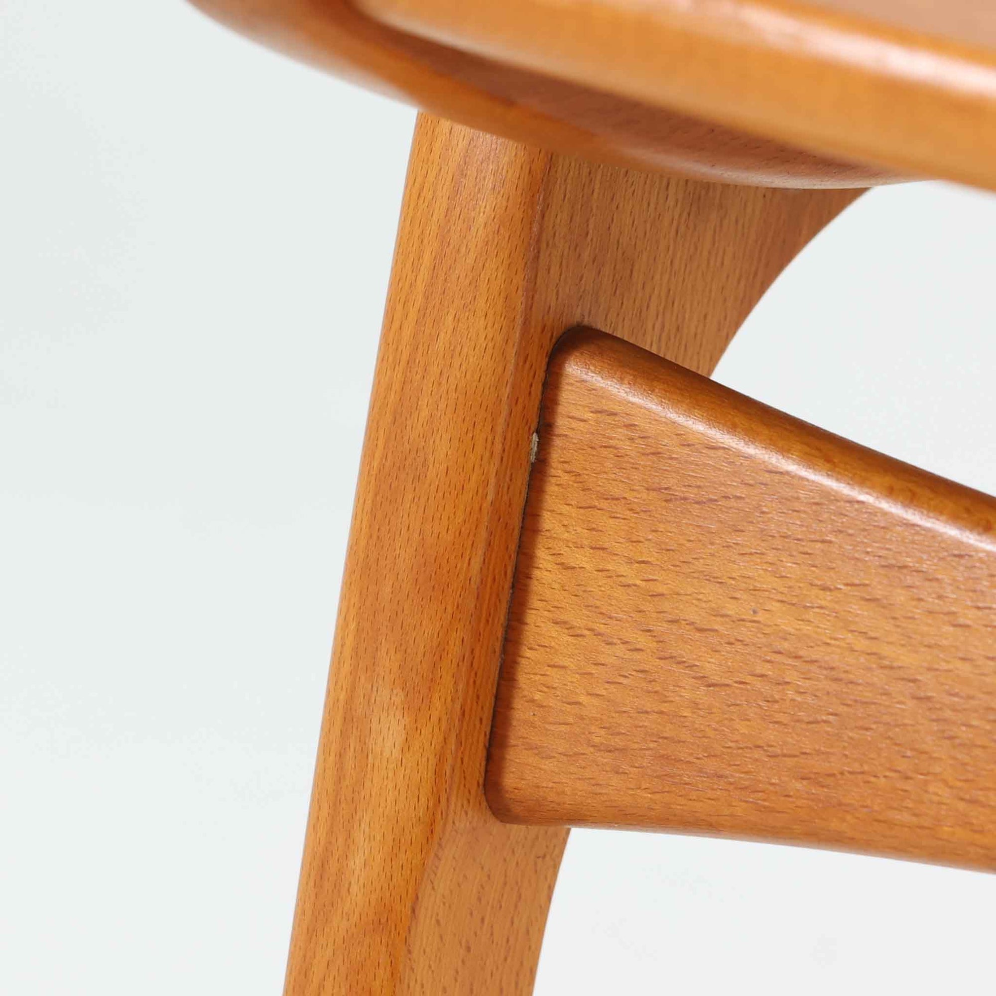 Henning Kjaernulfがデザインし、Soro Stolefabrikにより製造されたダイニングチェア。ビーチ材を用いた軽快なフォルムに、緩やかにカーブした背もたれと成形された座面を組み合わせ、快適な座り心地と美しい意匠を両立しています。スタッキング可能な実用性も備え、必要に応じて省スペースで収納できる点も魅力。北欧デザインらしい機能美と、ビンテージならではの味わい深い木の風合いを楽しめる一脚です。