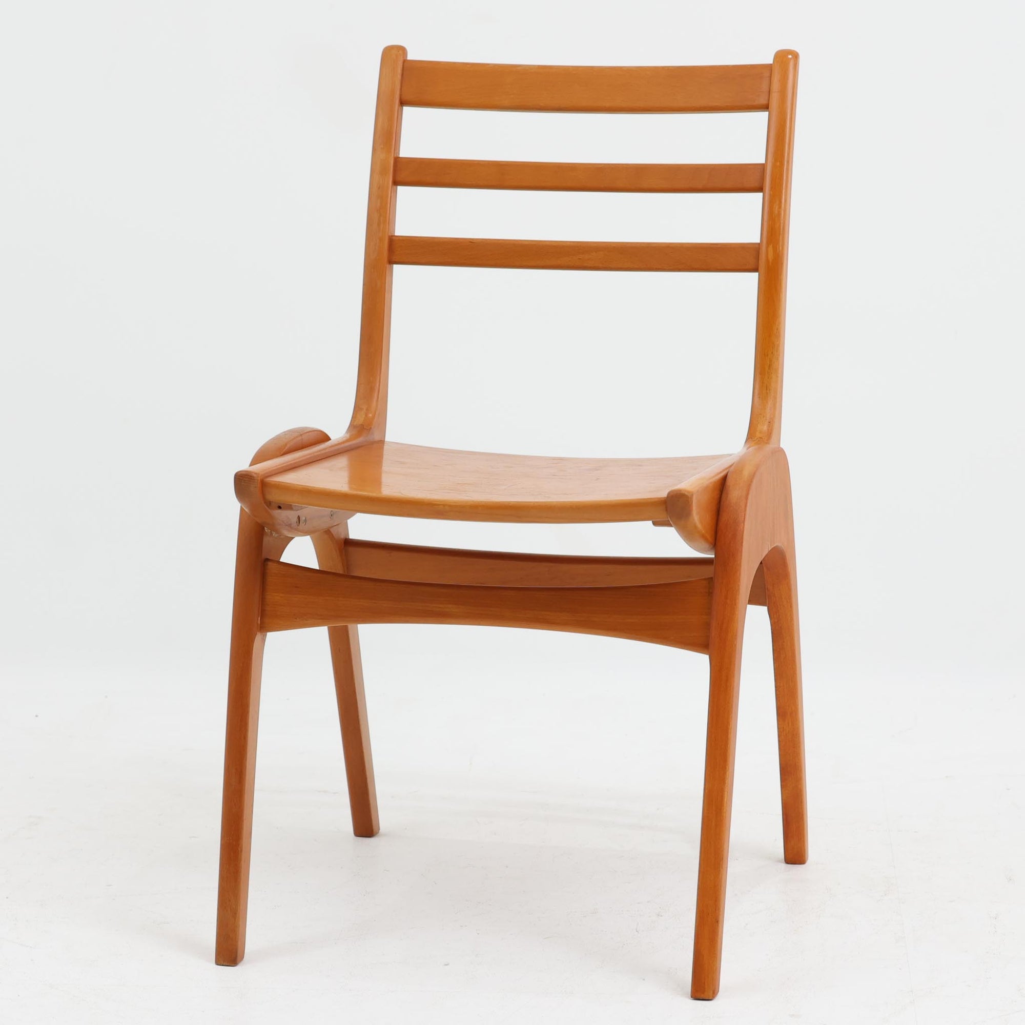 Henning Kjaernulfがデザインし、Soro Stolefabrikにより製造されたダイニングチェア。ビーチ材を用いた軽快なフォルムに、緩やかにカーブした背もたれと成形された座面を組み合わせ、快適な座り心地と美しい意匠を両立しています。スタッキング可能な実用性も備え、必要に応じて省スペースで収納できる点も魅力。北欧デザインらしい機能美と、ビンテージならではの味わい深い木の風合いを楽しめる一脚です。