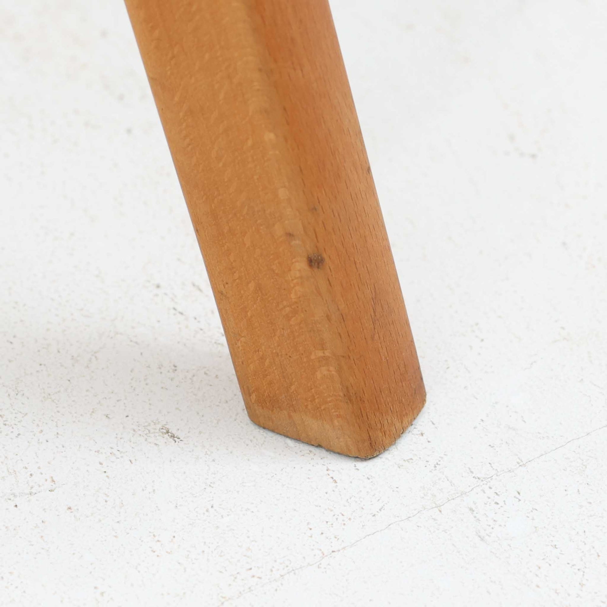 Henning Kjaernulfがデザインし、Soro Stolefabrikにより製造されたダイニングチェア。ビーチ材を用いた軽快なフォルムに、緩やかにカーブした背もたれと成形された座面を組み合わせ、快適な座り心地と美しい意匠を両立しています。スタッキング可能な実用性も備え、必要に応じて省スペースで収納できる点も魅力。北欧デザインらしい機能美と、ビンテージならではの味わい深い木の風合いを楽しめる一脚です。