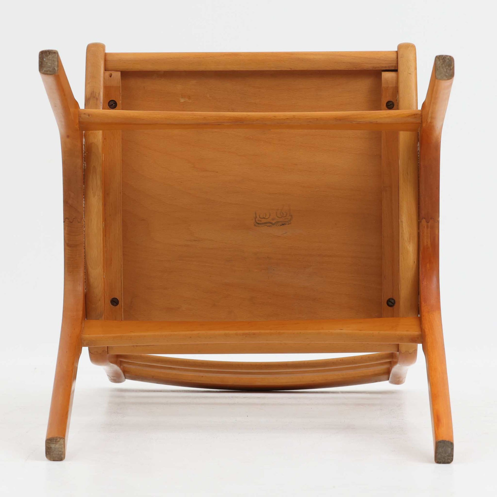 Henning Kjaernulfがデザインし、Soro Stolefabrikにより製造されたダイニングチェア。ビーチ材を用いた軽快なフォルムに、緩やかにカーブした背もたれと成形された座面を組み合わせ、快適な座り心地と美しい意匠を両立しています。スタッキング可能な実用性も備え、必要に応じて省スペースで収納できる点も魅力。北欧デザインらしい機能美と、ビンテージならではの味わい深い木の風合いを楽しめる一脚です。