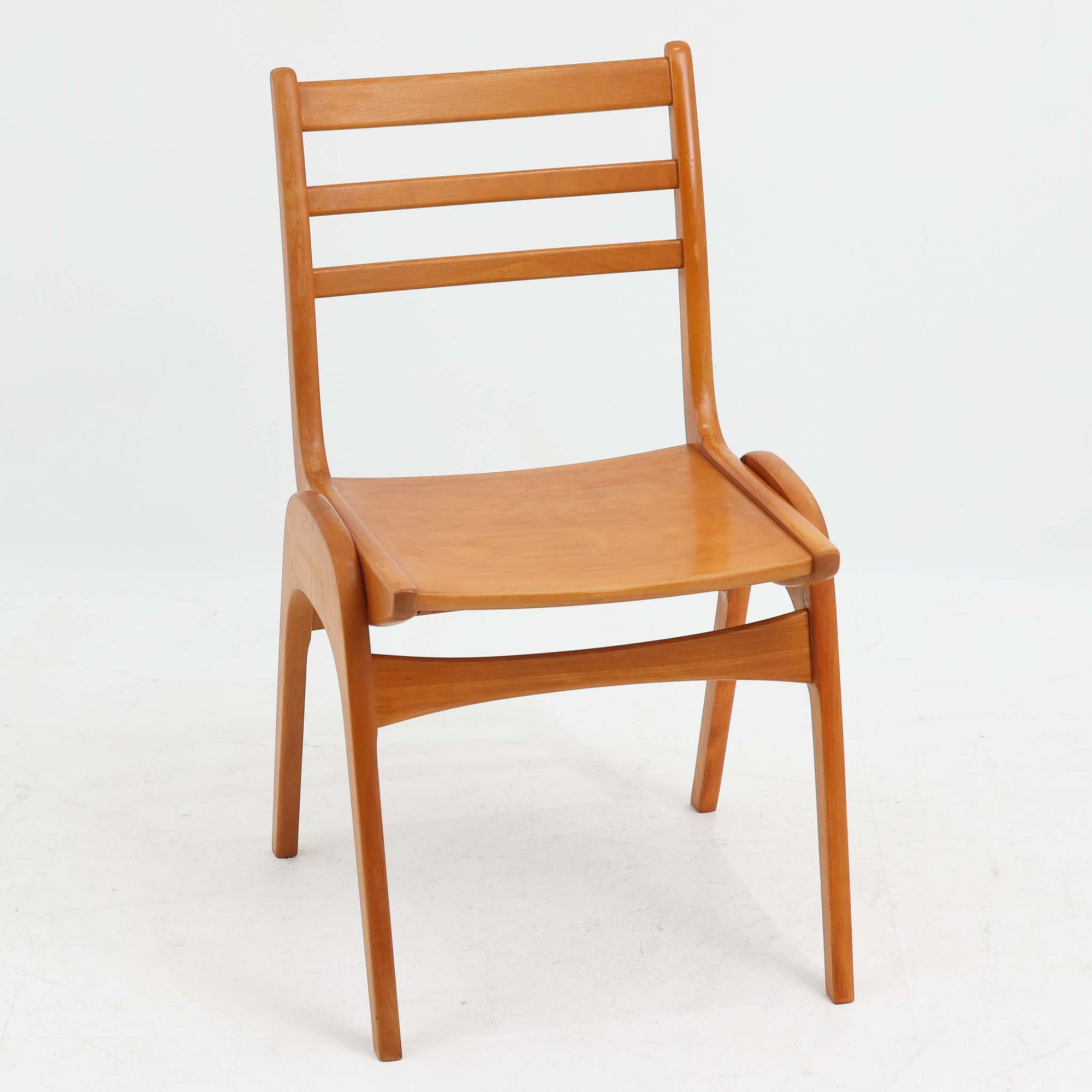 Henning Kjaernulfがデザインし、Soro Stolefabrikにより製造されたダイニングチェア。ビーチ材を用いた軽快なフォルムに、緩やかにカーブした背もたれと成形された座面を組み合わせ、快適な座り心地と美しい意匠を両立しています。スタッキング可能な実用性も備え、必要に応じて省スペースで収納できる点も魅力。北欧デザインらしい機能美と、ビンテージならではの味わい深い木の風合いを楽しめる一脚です。