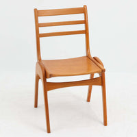 Henning Kjaernulfがデザインし、Soro Stolefabrikにより製造されたダイニングチェア。ビーチ材を用いた軽快なフォルムに、緩やかにカーブした背もたれと成形された座面を組み合わせ、快適な座り心地と美しい意匠を両立しています。スタッキング可能な実用性も備え、必要に応じて省スペースで収納できる点も魅力。北欧デザインらしい機能美と、ビンテージならではの味わい深い木の風合いを楽しめる一脚です。