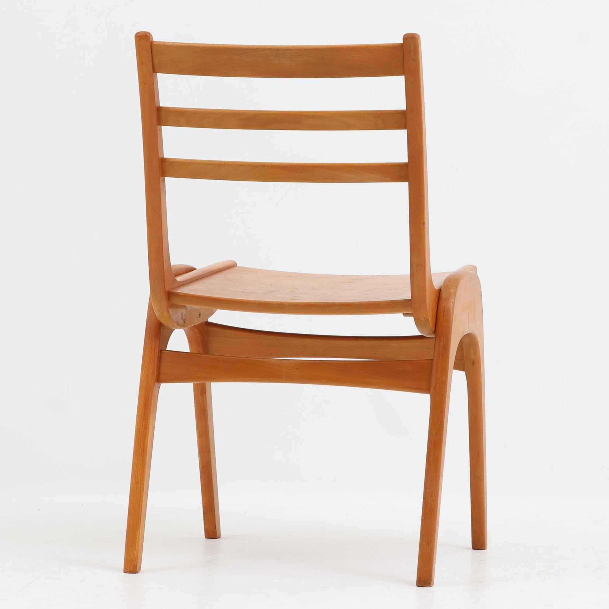 Henning Kjaernulfがデザインし、Soro Stolefabrikにより製造されたダイニングチェア。ビーチ材を用いた軽快なフォルムに、緩やかにカーブした背もたれと成形された座面を組み合わせ、快適な座り心地と美しい意匠を両立しています。スタッキング可能な実用性も備え、必要に応じて省スペースで収納できる点も魅力。北欧デザインらしい機能美と、ビンテージならではの味わい深い木の風合いを楽しめる一脚です。