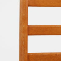 Henning Kjaernulfがデザインし、Soro Stolefabrikにより製造されたダイニングチェア。ビーチ材を用いた軽快なフォルムに、緩やかにカーブした背もたれと成形された座面を組み合わせ、快適な座り心地と美しい意匠を両立しています。スタッキング可能な実用性も備え、必要に応じて省スペースで収納できる点も魅力。北欧デザインらしい機能美と、ビンテージならではの味わい深い木の風合いを楽しめる一脚です。