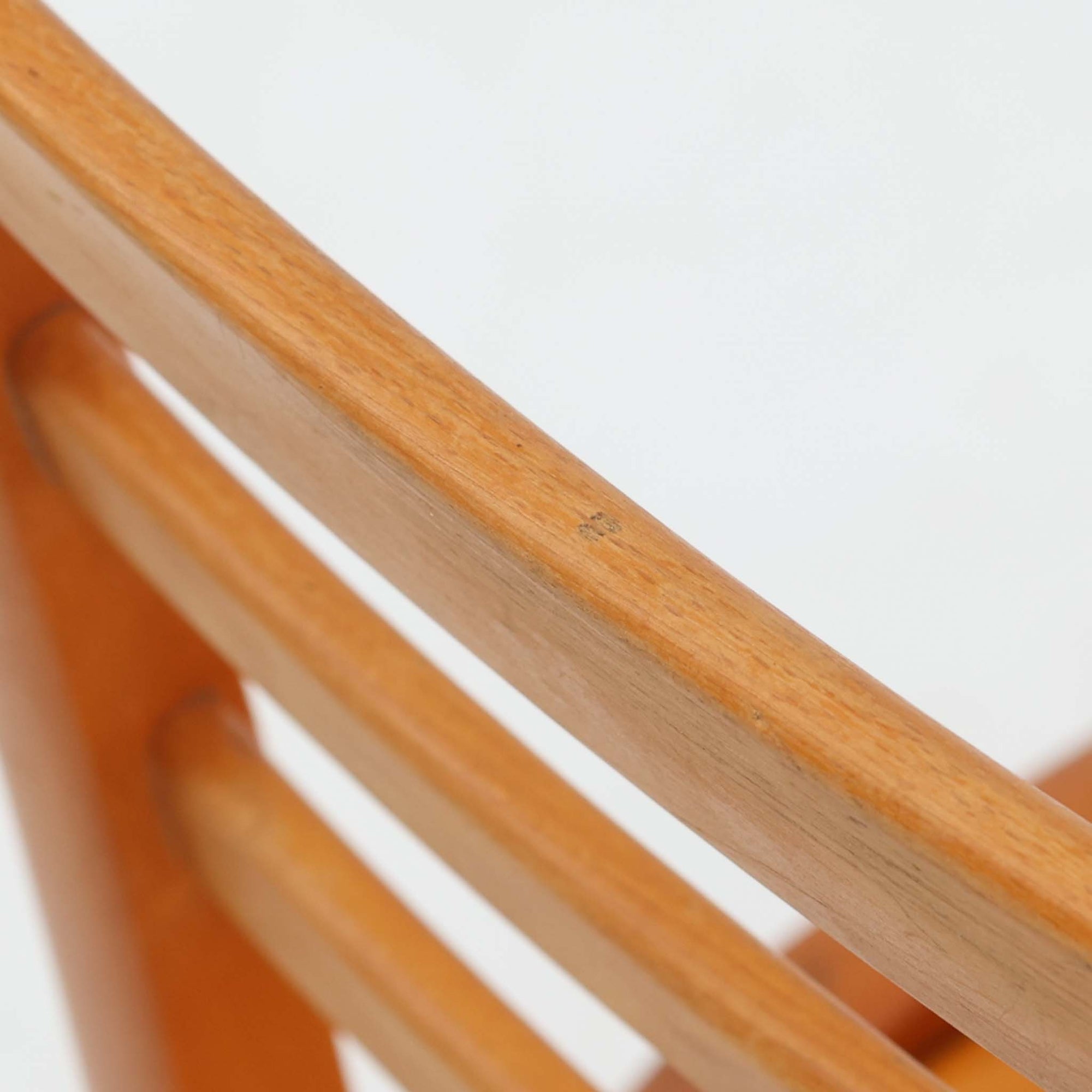 Henning Kjaernulfがデザインし、Soro Stolefabrikにより製造されたダイニングチェア。ビーチ材を用いた軽快なフォルムに、緩やかにカーブした背もたれと成形された座面を組み合わせ、快適な座り心地と美しい意匠を両立しています。スタッキング可能な実用性も備え、必要に応じて省スペースで収納できる点も魅力。北欧デザインらしい機能美と、ビンテージならではの味わい深い木の風合いを楽しめる一脚です。