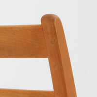Henning Kjaernulfがデザインし、Soro Stolefabrikにより製造されたダイニングチェア。ビーチ材を用いた軽快なフォルムに、緩やかにカーブした背もたれと成形された座面を組み合わせ、快適な座り心地と美しい意匠を両立しています。スタッキング可能な実用性も備え、必要に応じて省スペースで収納できる点も魅力。北欧デザインらしい機能美と、ビンテージならではの味わい深い木の風合いを楽しめる一脚です。
