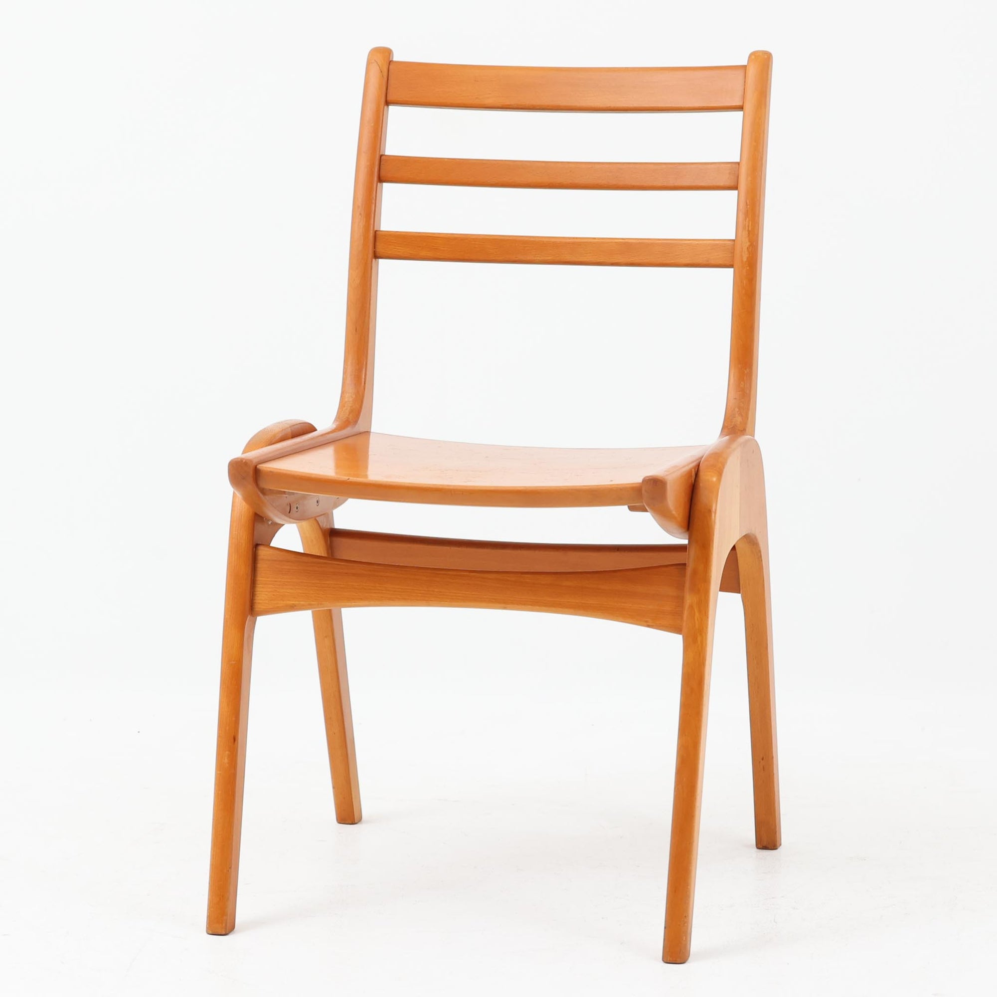 Henning Kjaernulfがデザインし、Soro Stolefabrikにより製造されたダイニングチェア。ビーチ材を用いた軽快なフォルムに、緩やかにカーブした背もたれと成形された座面を組み合わせ、快適な座り心地と美しい意匠を両立しています。スタッキング可能な実用性も備え、必要に応じて省スペースで収納できる点も魅力。北欧デザインらしい機能美と、ビンテージならではの味わい深い木の風合いを楽しめる一脚です。