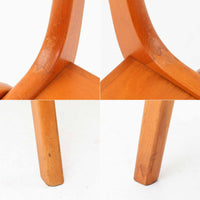 Henning Kjaernulfがデザインし、Soro Stolefabrikにより製造されたダイニングチェア。ビーチ材を用いた軽快なフォルムに、緩やかにカーブした背もたれと成形された座面を組み合わせ、快適な座り心地と美しい意匠を両立しています。スタッキング可能な実用性も備え、必要に応じて省スペースで収納できる点も魅力。北欧デザインらしい機能美と、ビンテージならではの味わい深い木の風合いを楽しめる一脚です。