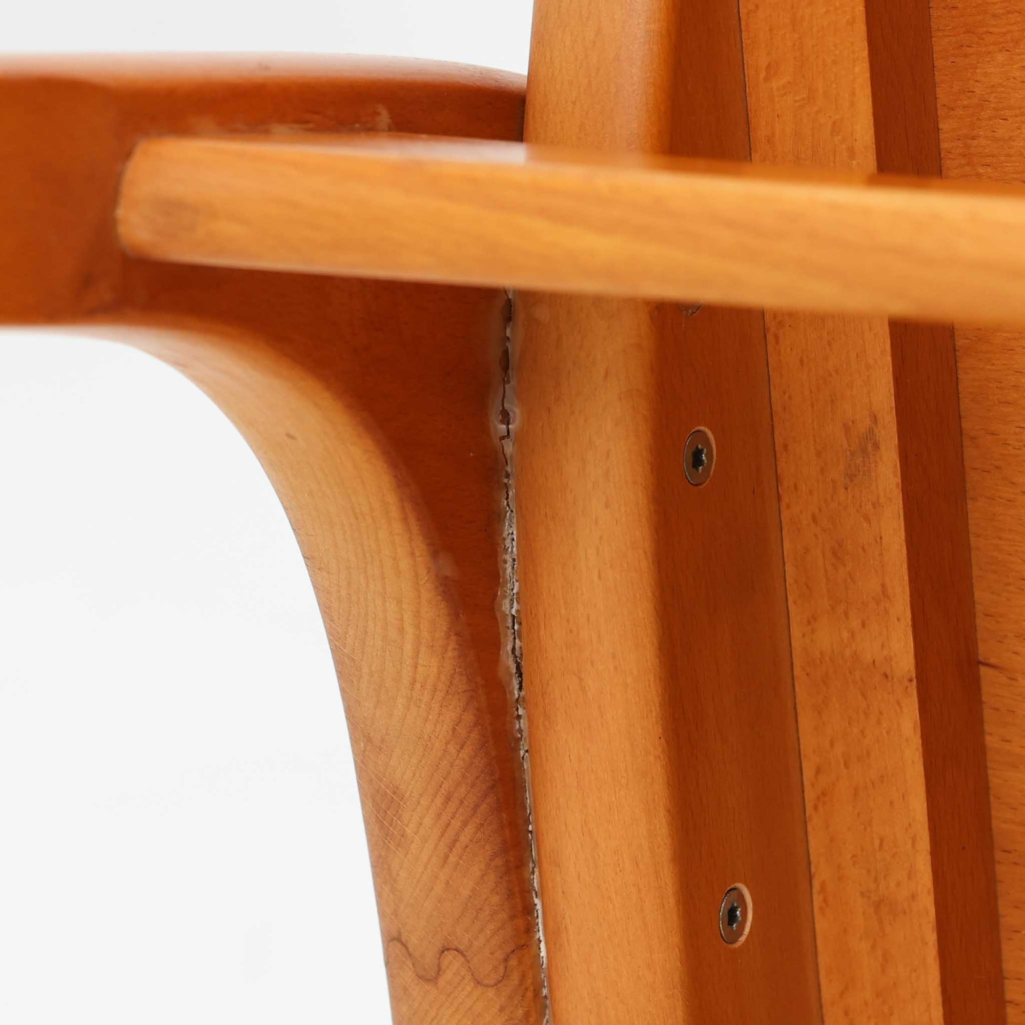 Henning Kjaernulfがデザインし、Soro Stolefabrikにより製造されたダイニングチェア。ビーチ材を用いた軽快なフォルムに、緩やかにカーブした背もたれと成形された座面を組み合わせ、快適な座り心地と美しい意匠を両立しています。スタッキング可能な実用性も備え、必要に応じて省スペースで収納できる点も魅力。北欧デザインらしい機能美と、ビンテージならではの味わい深い木の風合いを楽しめる一脚です。