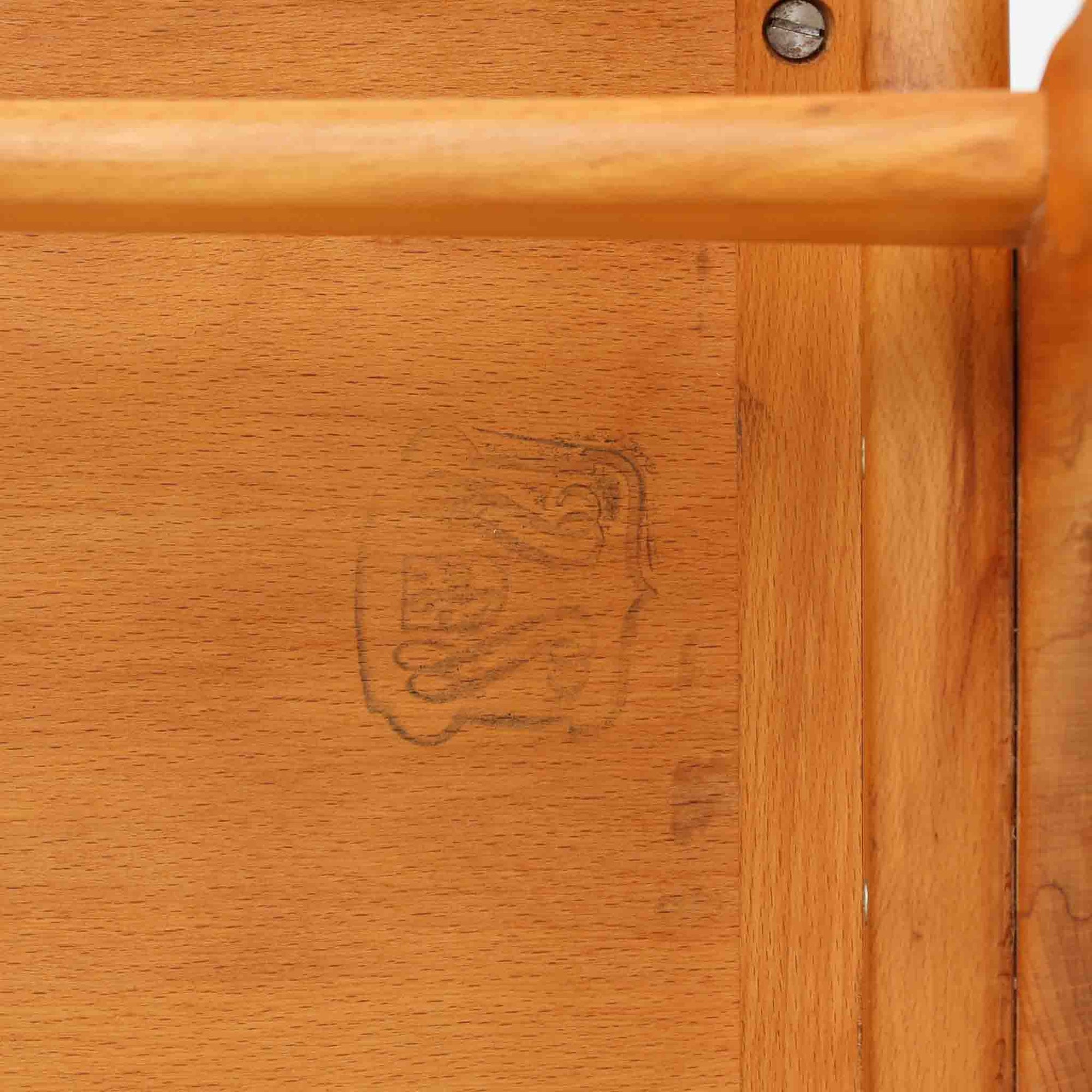 Henning Kjaernulfがデザインし、Soro Stolefabrikにより製造されたダイニングチェア。ビーチ材を用いた軽快なフォルムに、緩やかにカーブした背もたれと成形された座面を組み合わせ、快適な座り心地と美しい意匠を両立しています。スタッキング可能な実用性も備え、必要に応じて省スペースで収納できる点も魅力。北欧デザインらしい機能美と、ビンテージならではの味わい深い木の風合いを楽しめる一脚です。