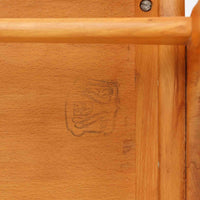 Henning Kjaernulfがデザインし、Soro Stolefabrikにより製造されたダイニングチェア。ビーチ材を用いた軽快なフォルムに、緩やかにカーブした背もたれと成形された座面を組み合わせ、快適な座り心地と美しい意匠を両立しています。スタッキング可能な実用性も備え、必要に応じて省スペースで収納できる点も魅力。北欧デザインらしい機能美と、ビンテージならではの味わい深い木の風合いを楽しめる一脚です。