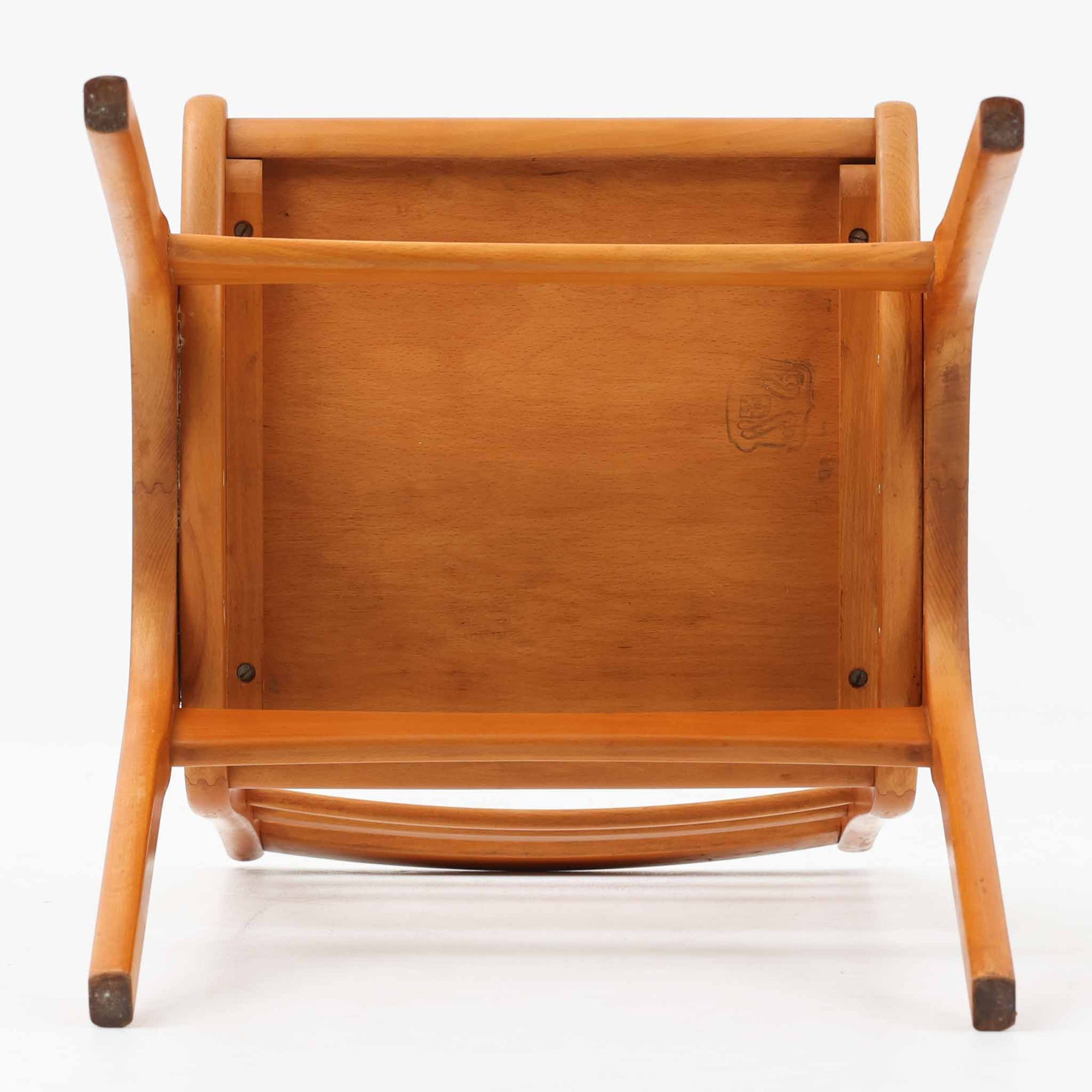 Henning Kjaernulfがデザインし、Soro Stolefabrikにより製造されたダイニングチェア。ビーチ材を用いた軽快なフォルムに、緩やかにカーブした背もたれと成形された座面を組み合わせ、快適な座り心地と美しい意匠を両立しています。スタッキング可能な実用性も備え、必要に応じて省スペースで収納できる点も魅力。北欧デザインらしい機能美と、ビンテージならではの味わい深い木の風合いを楽しめる一脚です。