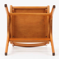 Henning Kjaernulfがデザインし、Soro Stolefabrikにより製造されたダイニングチェア。ビーチ材を用いた軽快なフォルムに、緩やかにカーブした背もたれと成形された座面を組み合わせ、快適な座り心地と美しい意匠を両立しています。スタッキング可能な実用性も備え、必要に応じて省スペースで収納できる点も魅力。北欧デザインらしい機能美と、ビンテージならではの味わい深い木の風合いを楽しめる一脚です。