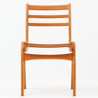 Henning Kjaernulfがデザインし、Soro Stolefabrikにより製造されたダイニングチェア。ビーチ材を用いた軽快なフォルムに、緩やかにカーブした背もたれと成形された座面を組み合わせ、快適な座り心地と美しい意匠を両立しています。スタッキング可能な実用性も備え、必要に応じて省スペースで収納できる点も魅力。北欧デザインらしい機能美と、ビンテージならではの味わい深い木の風合いを楽しめる一脚です。
