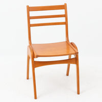 Henning Kjaernulfがデザインし、Soro Stolefabrikにより製造されたダイニングチェア。ビーチ材を用いた軽快なフォルムに、緩やかにカーブした背もたれと成形された座面を組み合わせ、快適な座り心地と美しい意匠を両立しています。スタッキング可能な実用性も備え、必要に応じて省スペースで収納できる点も魅力。北欧デザインらしい機能美と、ビンテージならではの味わい深い木の風合いを楽しめる一脚です。