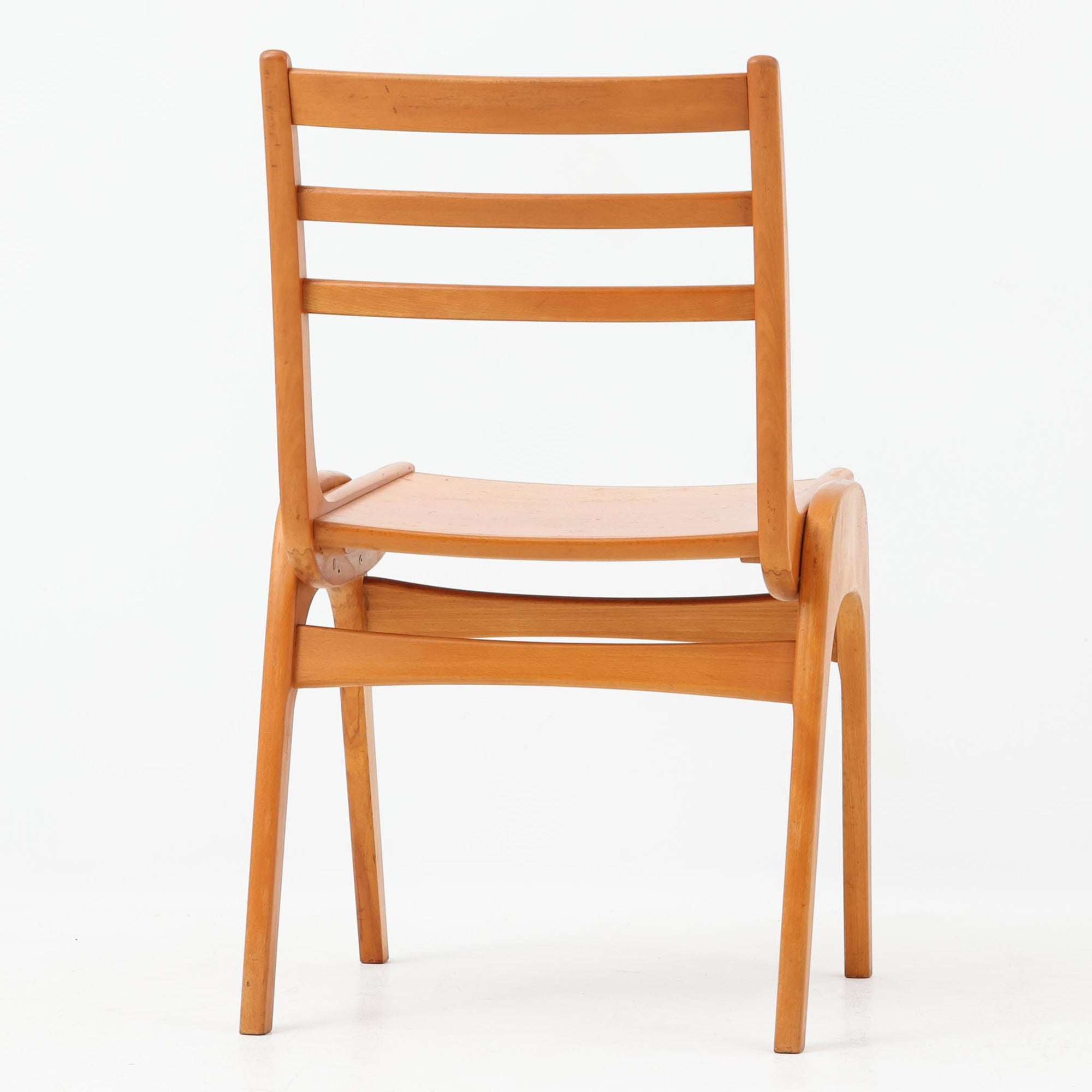 Henning Kjaernulfがデザインし、Soro Stolefabrikにより製造されたダイニングチェア。ビーチ材を用いた軽快なフォルムに、緩やかにカーブした背もたれと成形された座面を組み合わせ、快適な座り心地と美しい意匠を両立しています。スタッキング可能な実用性も備え、必要に応じて省スペースで収納できる点も魅力。北欧デザインらしい機能美と、ビンテージならではの味わい深い木の風合いを楽しめる一脚です。