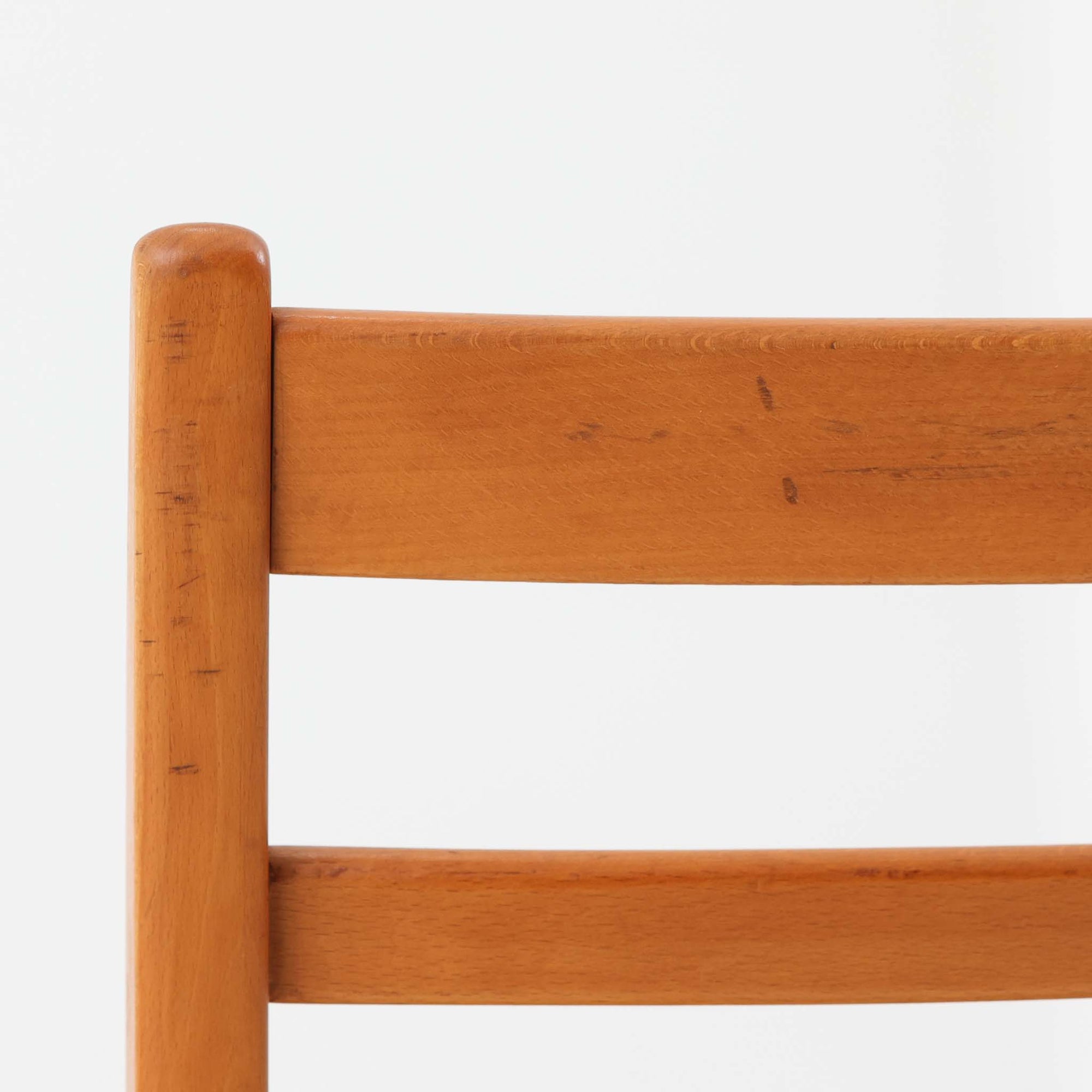 Henning Kjaernulfがデザインし、Soro Stolefabrikにより製造されたダイニングチェア。ビーチ材を用いた軽快なフォルムに、緩やかにカーブした背もたれと成形された座面を組み合わせ、快適な座り心地と美しい意匠を両立しています。スタッキング可能な実用性も備え、必要に応じて省スペースで収納できる点も魅力。北欧デザインらしい機能美と、ビンテージならではの味わい深い木の風合いを楽しめる一脚です。