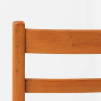 Henning Kjaernulfがデザインし、Soro Stolefabrikにより製造されたダイニングチェア。ビーチ材を用いた軽快なフォルムに、緩やかにカーブした背もたれと成形された座面を組み合わせ、快適な座り心地と美しい意匠を両立しています。スタッキング可能な実用性も備え、必要に応じて省スペースで収納できる点も魅力。北欧デザインらしい機能美と、ビンテージならではの味わい深い木の風合いを楽しめる一脚です。